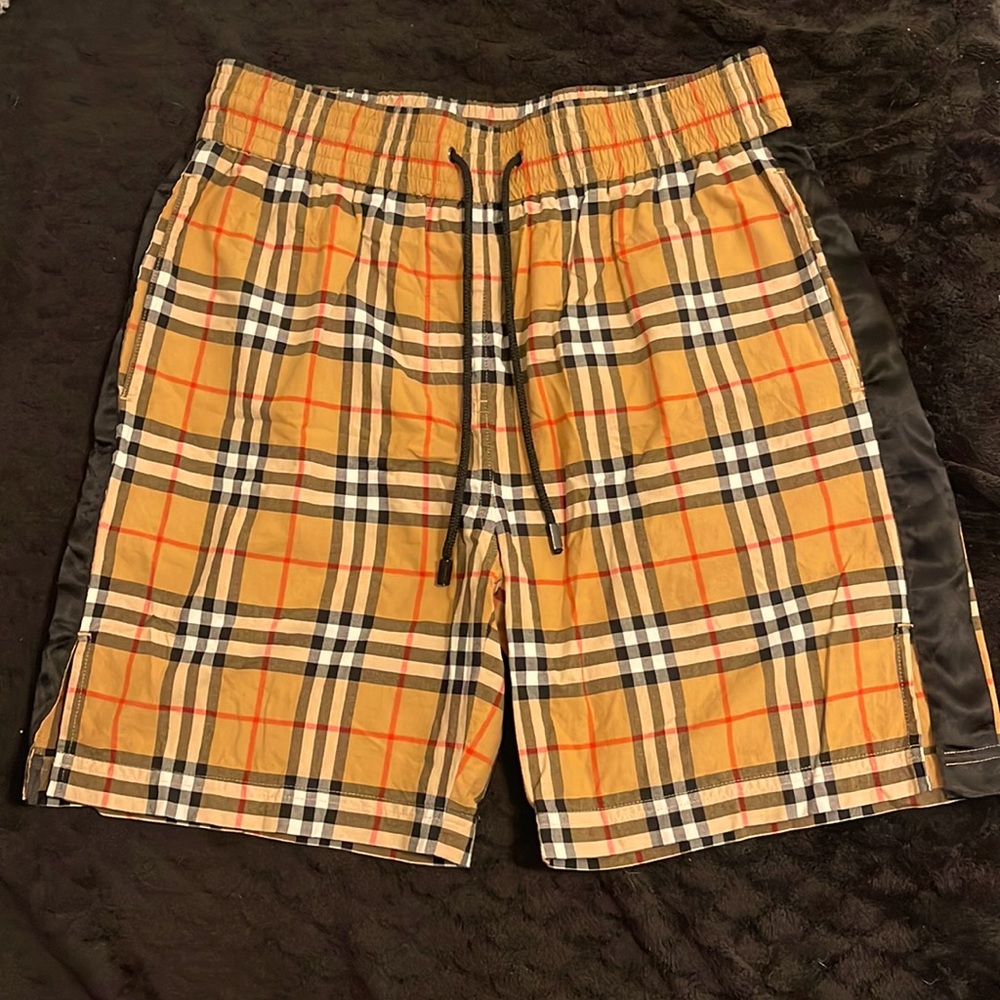 Authentic Burberry Mens short in Beige
